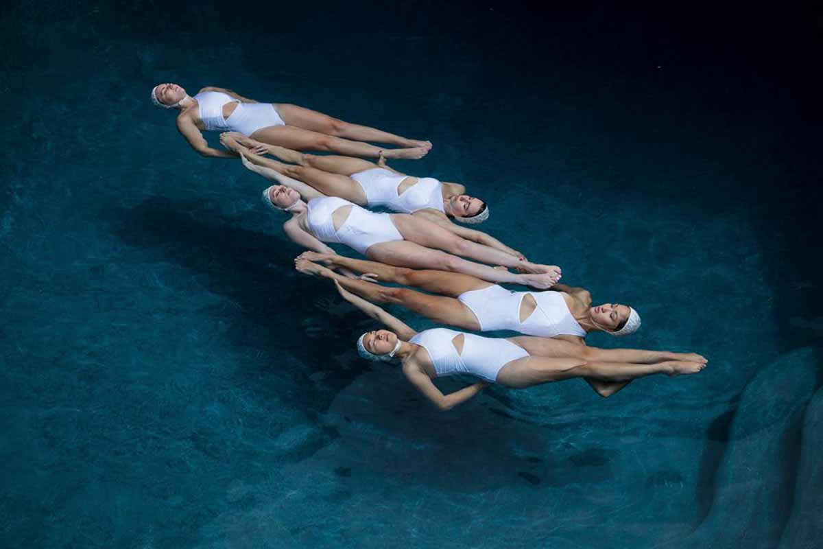 The Swimmers Le Nuotatrici Sincronizzate Di Emma Hartvig Collater.al 1