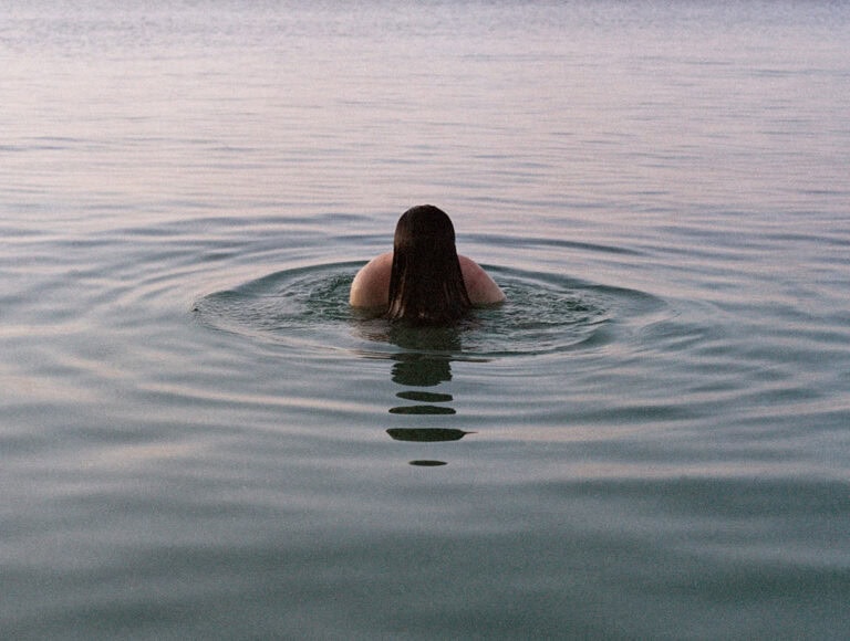 Brenda Bingham makes us daydream in the shadow breeze