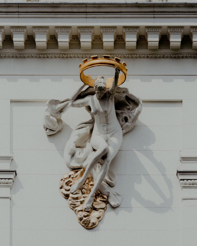 Figur Am Eckturm, Fassadendetail Des Theater Des Westens (Kantstraße, Berlin).